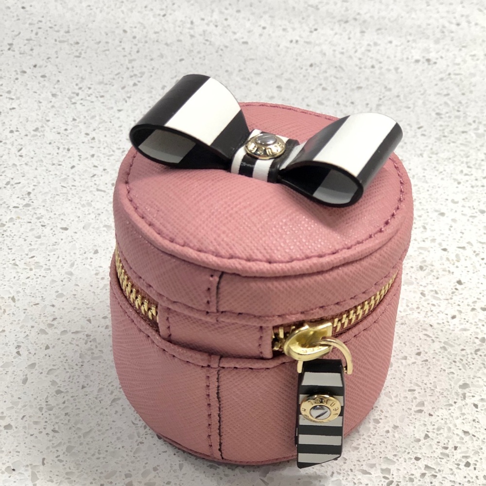 NWOT 🌷🎀💯Henri Bendel Ring Box, Signature Original Dust-bag & Shopping  Bag💕